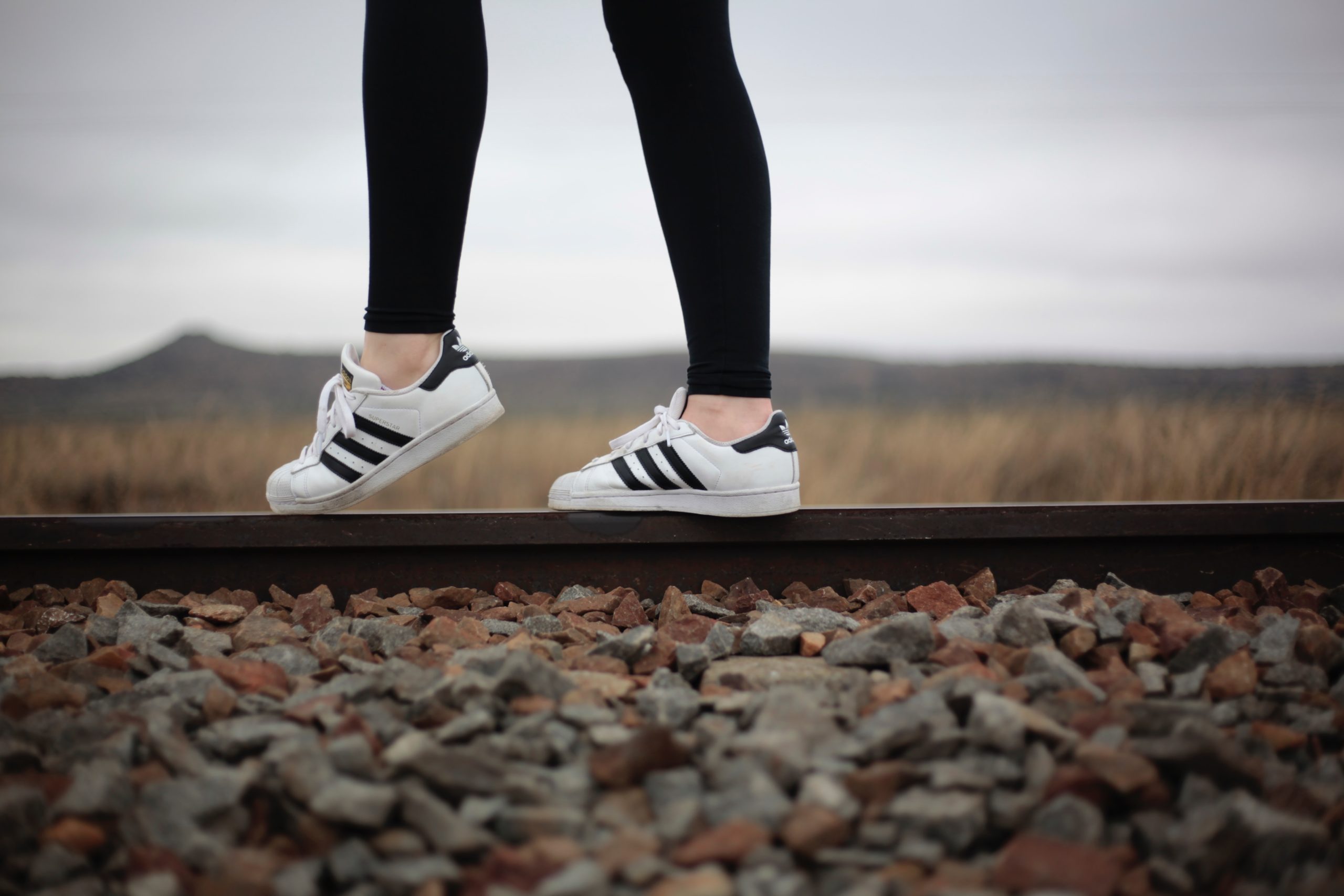 Низкий свободный. Unsplash кроссовки. 'Photo Focus on women's Shoes'.